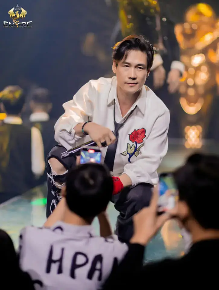 Nghệ sĩ ngồi xuống sát mép sân khấu Empire Club để chào khán giả