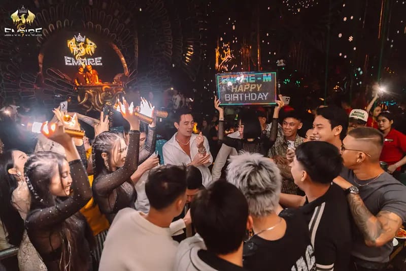 Tiệc sinh nhật tại Empire Club — bảng Happy Birthday và pháo lạnh ra tận bàn