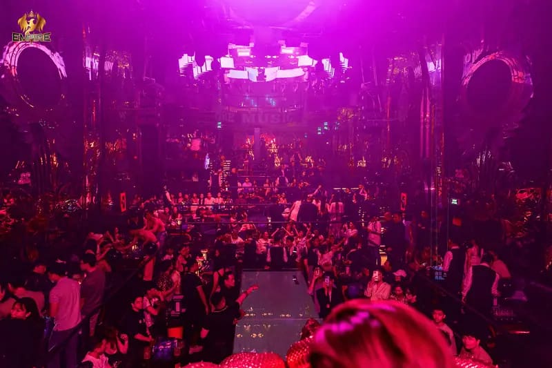 Toàn cảnh sàn nhảy Empire Club dưới dàn đèn hồng tím