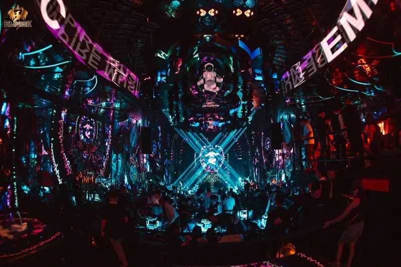 Sân khấu và trần vòm Empire Club dưới dàn đèn xanh ngọc