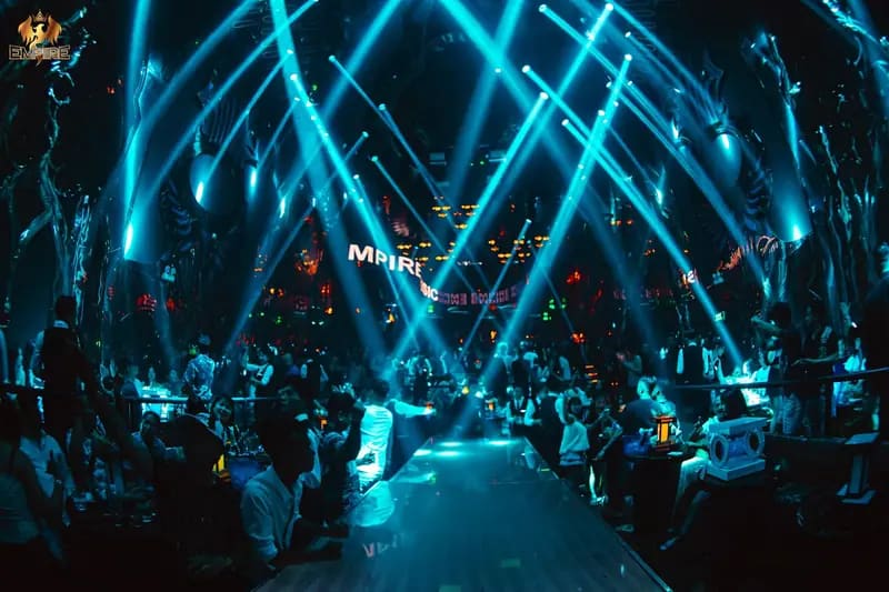 Dàn đèn laser quét kín sàn nhảy Empire Club