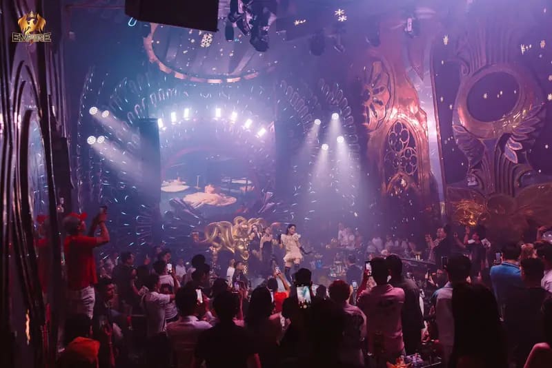 Khách kín sàn Empire Club trước sân khấu chính